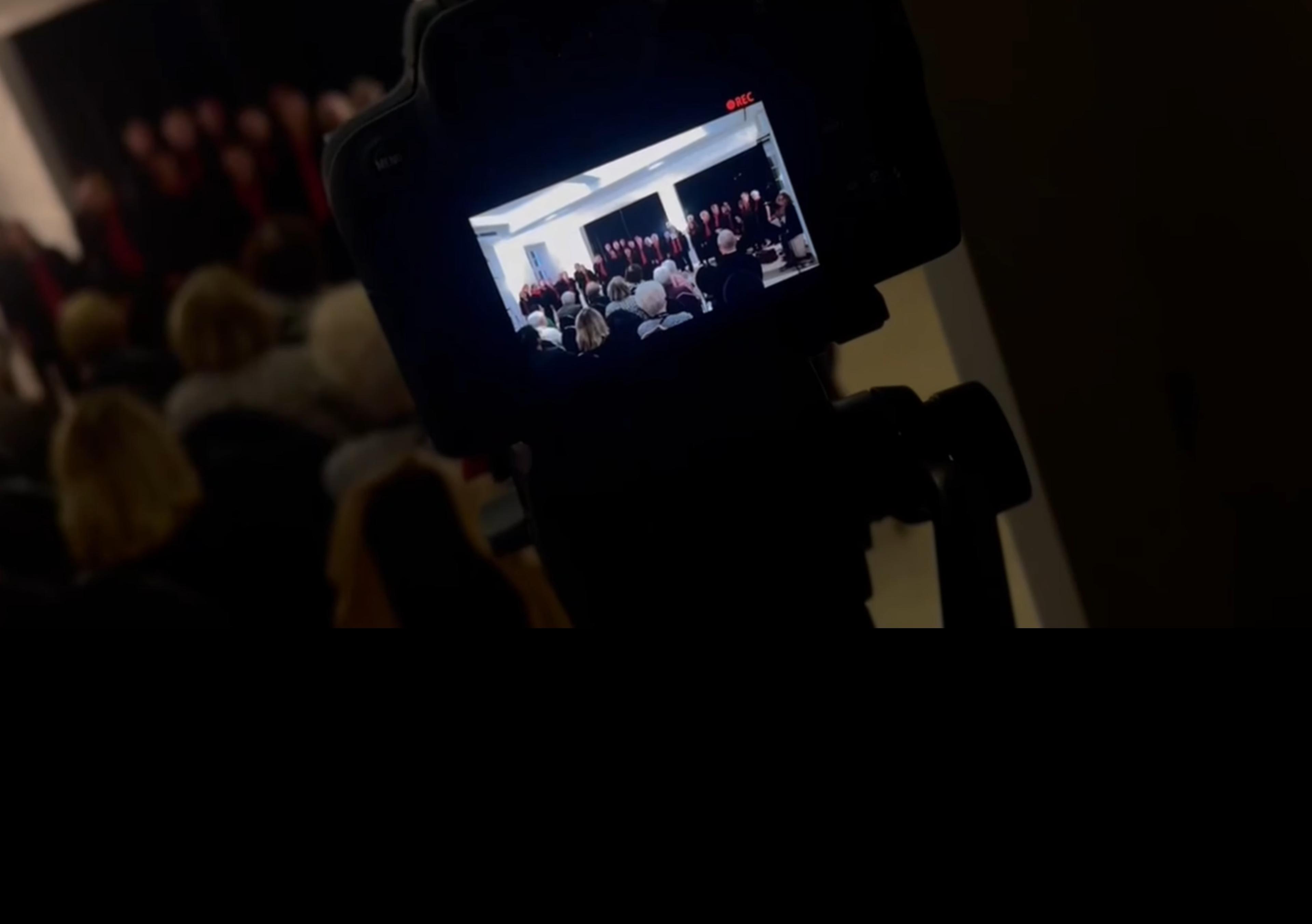 Kameraaufzeichnung eines Chorauftritts, Livebild auf dem Display mit REC-Indikator