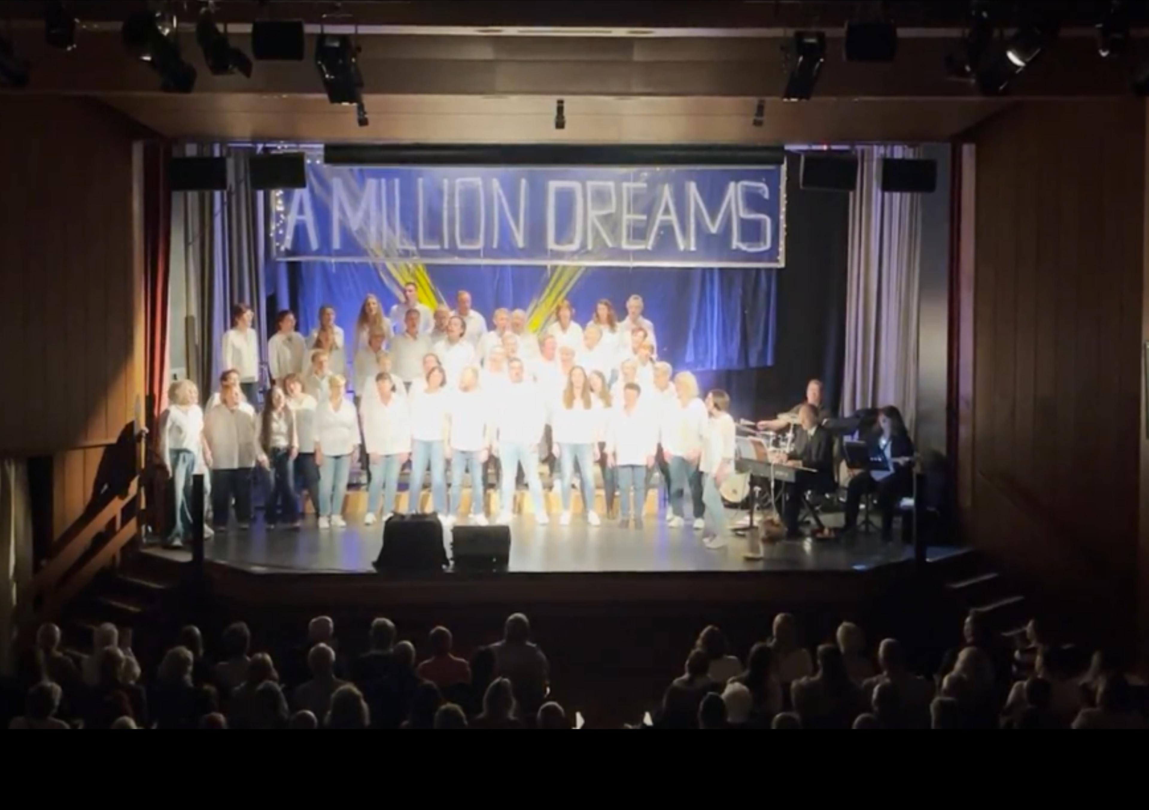 Chor beim Konzert „A Million Dreams“, Bühnenbanner und Blick aus dem Zuschauerraum