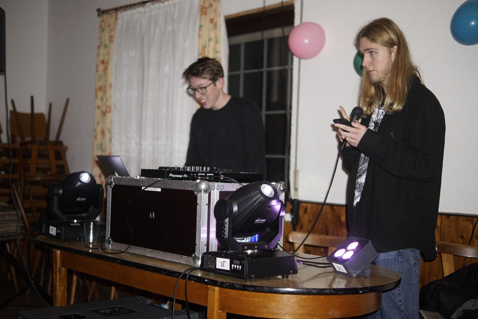 Stand-up-Comedy mit Scheinwerfer und Mikrofon im Vordergrund