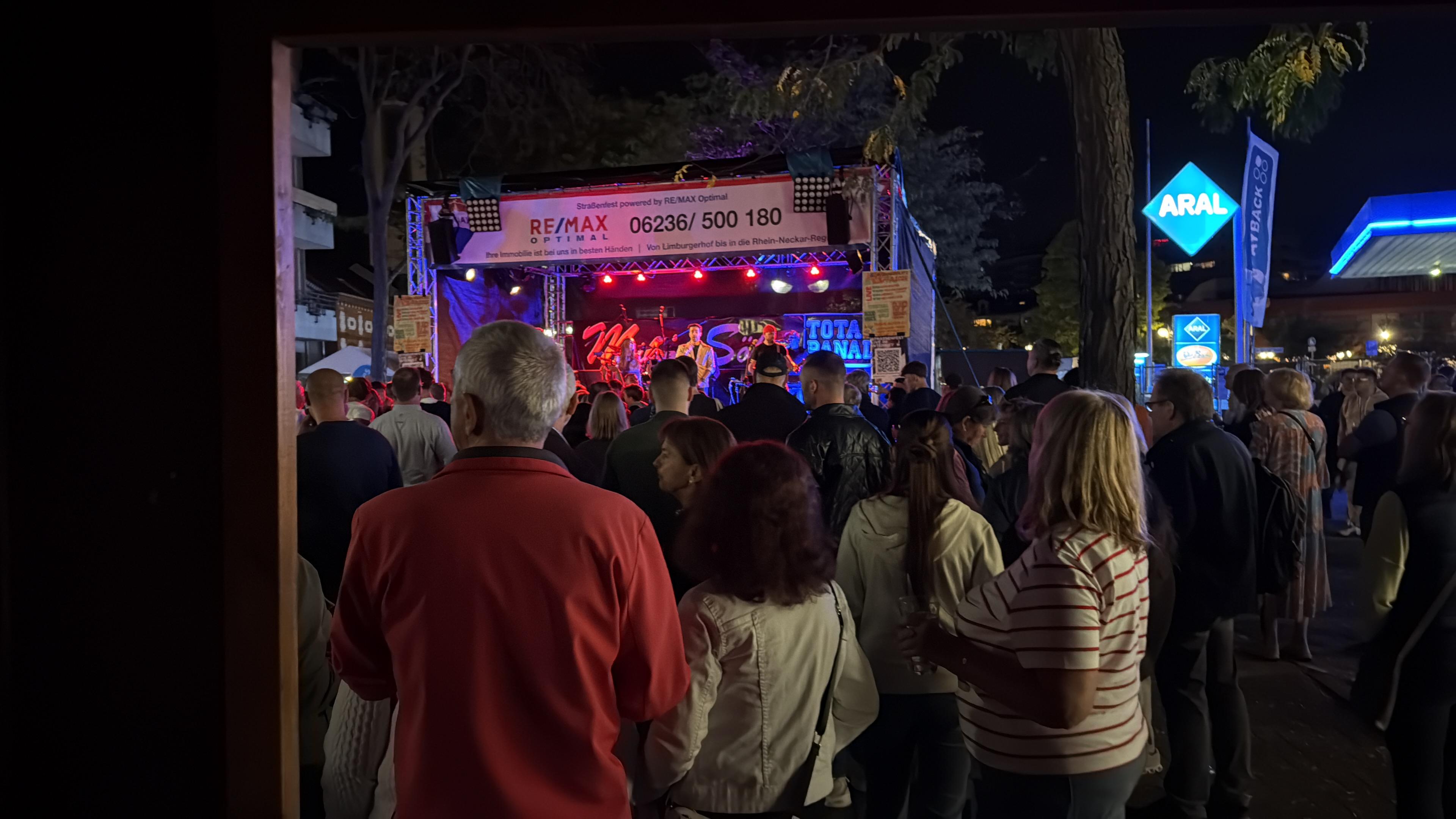 Nachtstimmung während eines Live-Acts mit vollem Platz